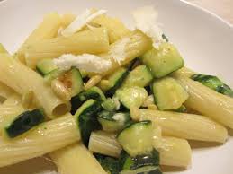 Pasta con zucchine e pinoli